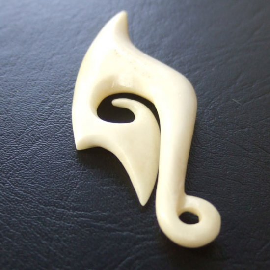 ボーンカービングペンダント【フィッシュフック】 - 12041zhb 《一点もの》