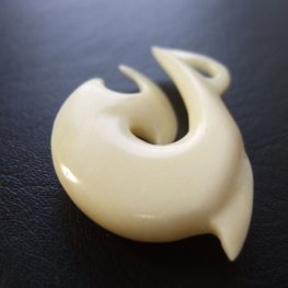 ボーンカービングペンダント【フィッシュフック】 - 12042zhb 《一点もの》