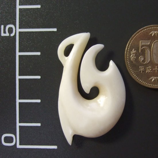 ボーンカービングペンダント【フィッシュフック】 - 12042zhb 《一点もの》