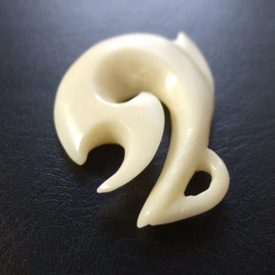 ボーンカービングペンダント【フィッシュフック】 - 12042zhb 《一点もの》