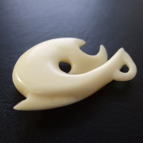 ボーンカービングペンダント【フィッシュフック】 - 12042zhb 《一点もの》