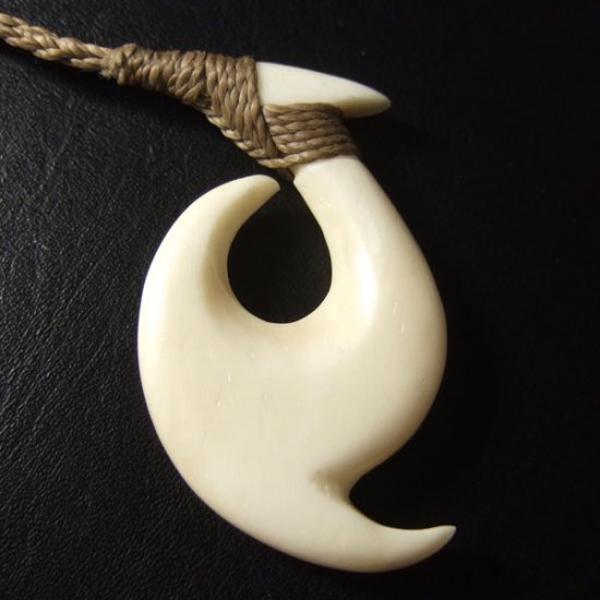 ボーンカービングペンダント【フィッシュフック】 - 12043zhb 《一点もの》