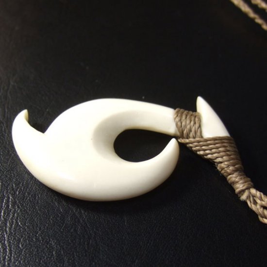 ボーンカービングペンダント【フィッシュフック】 - 12043zhb 《一点もの》