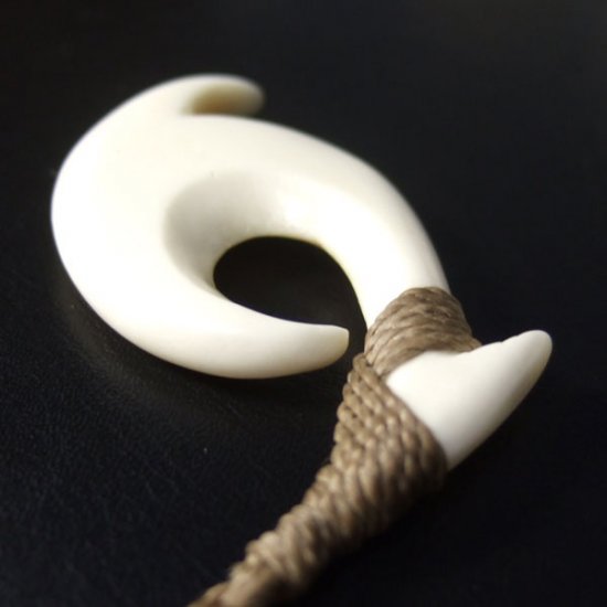 ボーンカービングペンダント【フィッシュフック】 - 12043zhb 《一点もの》