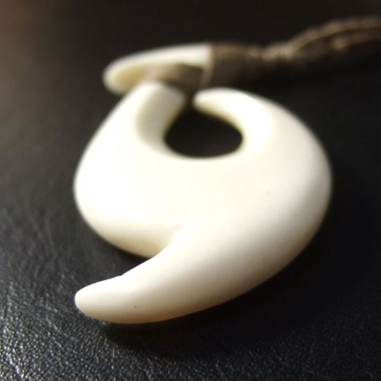ボーンカービングペンダント【フィッシュフック】 - 12043zhb 《一点もの》