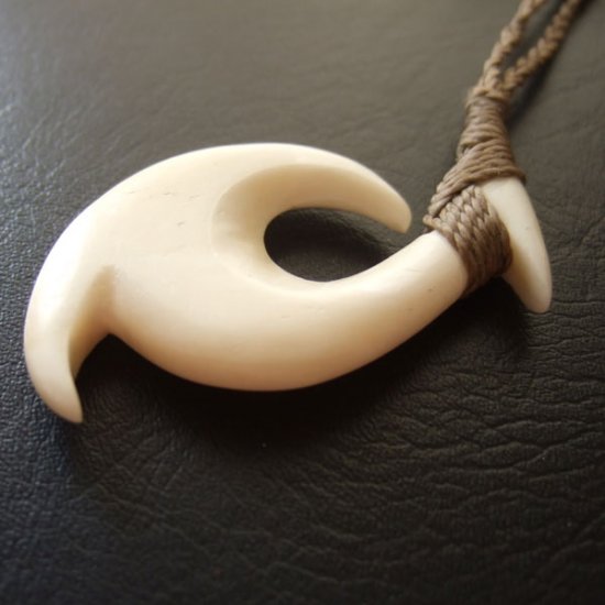 ボーンカービングペンダント【フィッシュフック】 - 12043zhb 《一点もの》