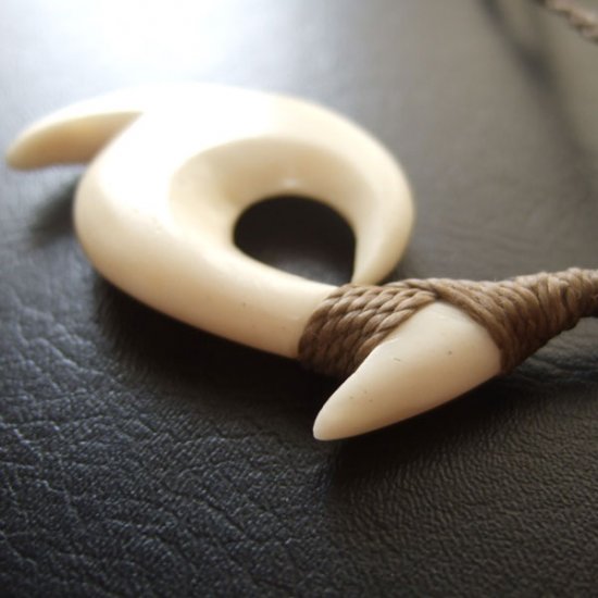 ボーンカービングペンダント【フィッシュフック】 - 12043zhb 《一点もの》