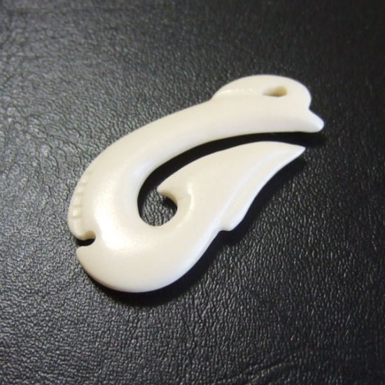 ボーンカービングペンダント【フィッシュフック】 - 12051chd