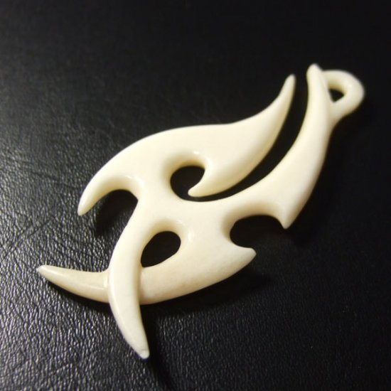 ボーンカービングペンダント【フィッシュフック】 - 12055zhb 《一点もの》