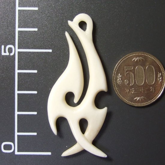 ボーンカービングペンダント【フィッシュフック】 - 12055zhb 《一点もの》