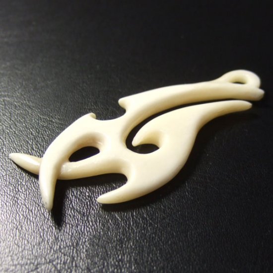 ボーンカービングペンダント【フィッシュフック】 - 12055zhb 《一点もの》