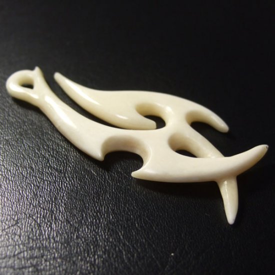 ボーンカービングペンダント【フィッシュフック】 - 12055zhb 《一点もの》