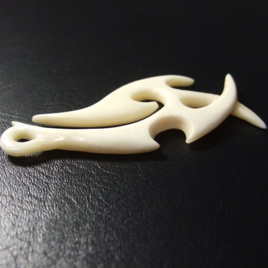 ボーンカービングペンダント【フィッシュフック】 - 12055zhb 《一点もの》