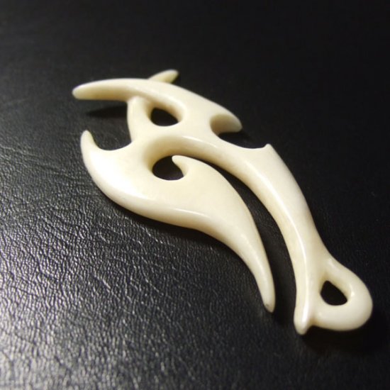 ボーンカービングペンダント【フィッシュフック】 - 12055zhb 《一点もの》