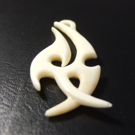 ボーンカービングペンダント【フィッシュフック】 - 12055zhb 《一点もの》