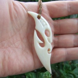 ボーンカービングペンダント【フィッシュフック】 - 12061zhb 《一点もの》