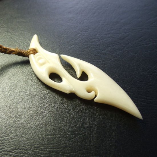 ボーンカービングペンダント【フィッシュフック】 - 12061zhb 《一点もの》