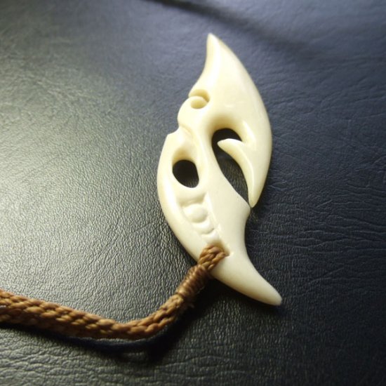 ボーンカービングペンダント【フィッシュフック】 - 12061zhb 《一点もの》