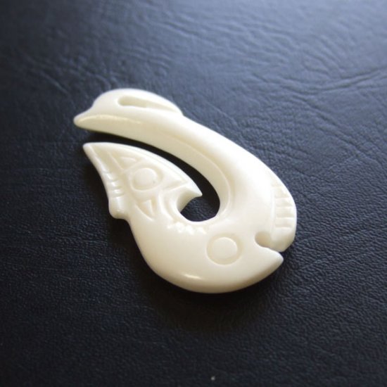 ボーンカービングペンダント【フィッシュフック】 - 12065chd