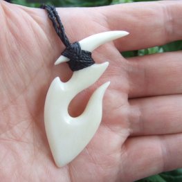 ボーンカービングペンダント【フィッシュフック】 - 12071zhb 《一点もの》