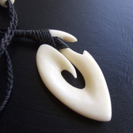 ボーンカービングペンダント【フィッシュフック】 - 12077zhb 《一点もの》