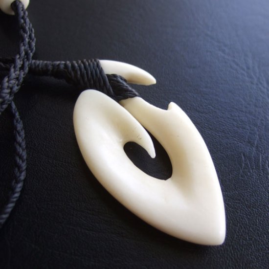 ボーンカービングペンダント【フィッシュフック】 - 12077zhb 《一点もの》