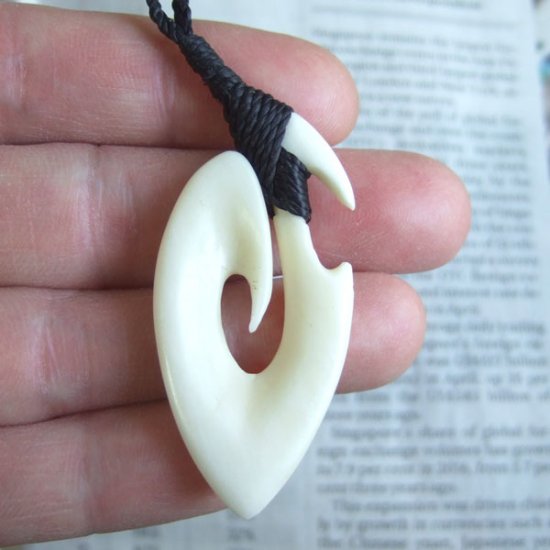 ボーンカービングペンダント【フィッシュフック】 - 12077zhb 《一点もの》