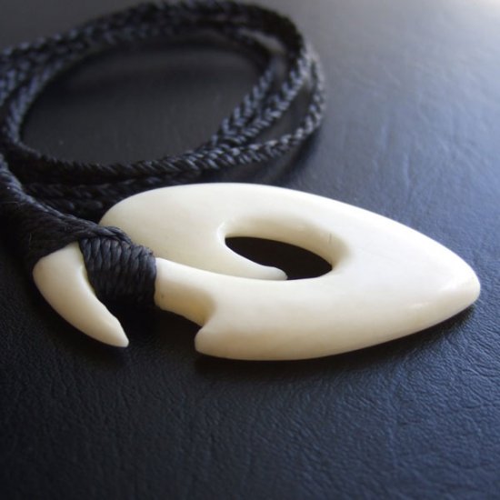 ボーンカービングペンダント【フィッシュフック】 - 12077zhb 《一点もの》