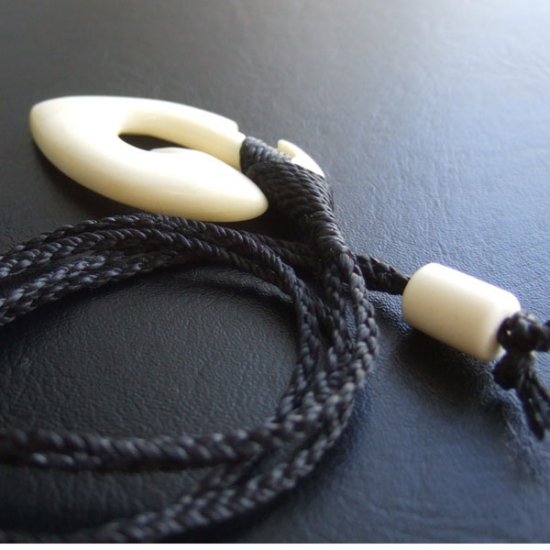 ボーンカービングペンダント【フィッシュフック】 - 12077zhb 《一点もの》