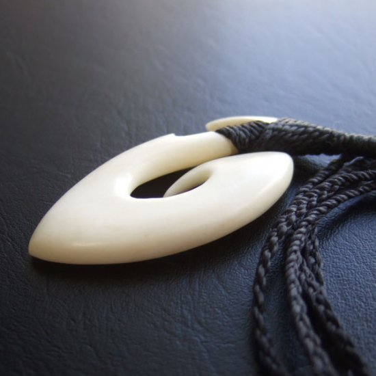 ボーンカービングペンダント【フィッシュフック】 - 12077zhb 《一点もの》