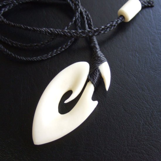 ボーンカービングペンダント【フィッシュフック】 - 12077zhb 《一点もの》