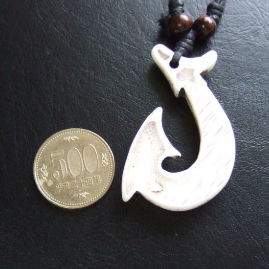 ボーンカービング風成型ペンダント【フィッシュフック】白 - 12090exc