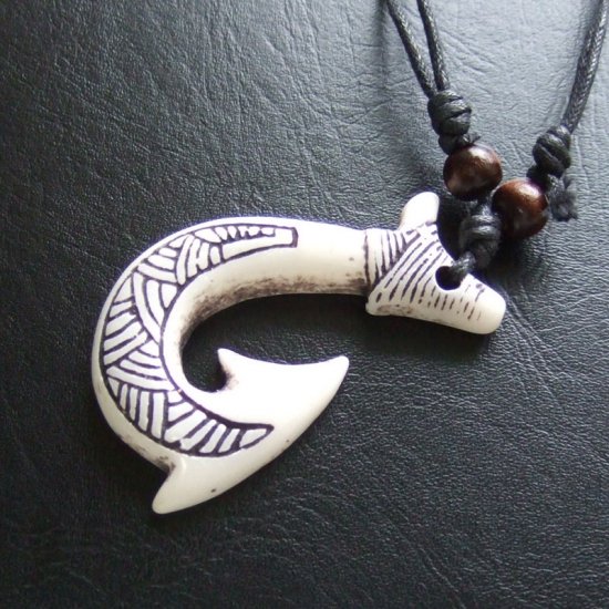 ボーンカービング風成型ペンダント【フィッシュフック】白 - 12090exc