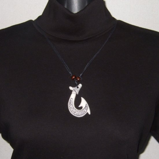 ボーンカービング風成型ペンダント【フィッシュフック】白 - 12090exc