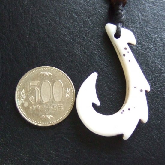 ボーンカービング風成型ペンダント【フィッシュフック】白 - 12091exc