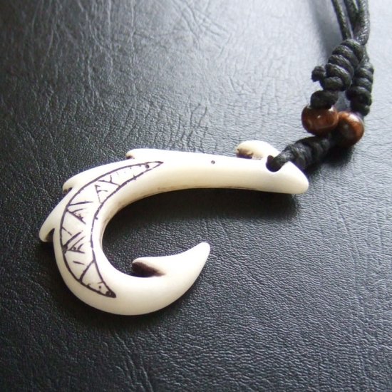 ボーンカービング風成型ペンダント【フィッシュフック】白 - 12091exc