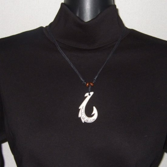 ボーンカービング風成型ペンダント【フィッシュフック】白 - 12091exc