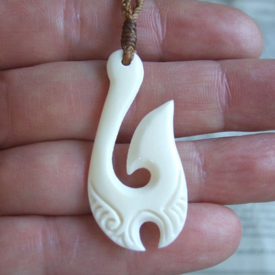 ボーンカービングペンダント【フィッシュフック】茶色コード - 12100zhc