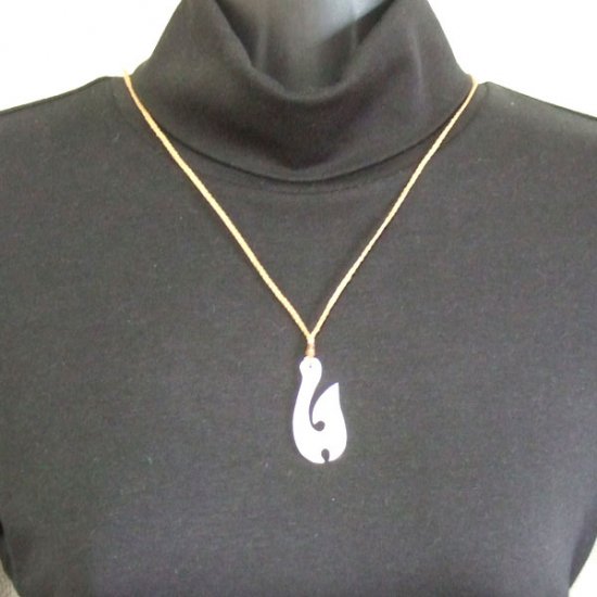 ボーンカービングペンダント【フィッシュフック】茶色コード - 12100zhc