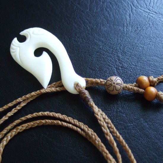 ボーンカービングペンダント【フィッシュフック】茶色コード - 12100zhc
