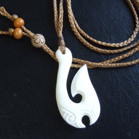 ボーンカービングペンダント【フィッシュフック】茶色コード - 12100zhc