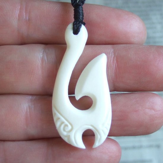 ボーンカービングペンダント【フィッシュフック】黒コード - 12101zhc