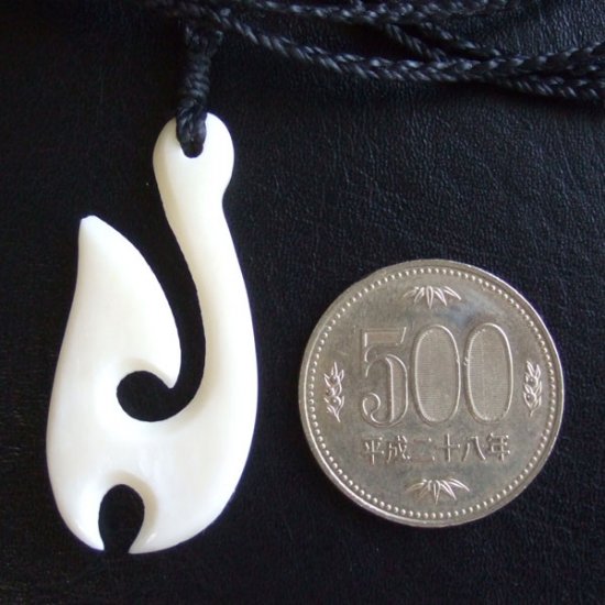 ボーンカービングペンダント【フィッシュフック】黒コード - 12101zhc