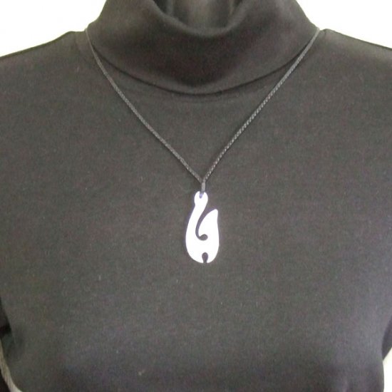 ボーンカービングペンダント【フィッシュフック】黒コード - 12101zhc