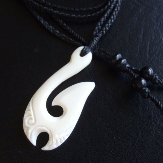 ボーンカービングペンダント【フィッシュフック】黒コード - 12101zhc