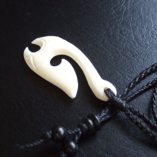 ボーンカービングペンダント【フィッシュフック】黒コード - 12101zhc