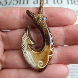 ステイン ボーンカービングペンダント【フィッシュフック】 - BCT-30002