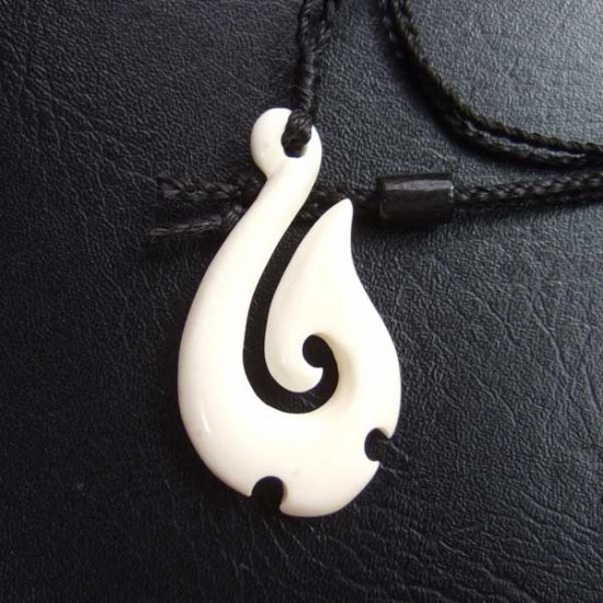 ボーンカービングペンダント【フィッシュフック】黒コード - BCT-30013