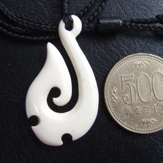 ボーンカービングペンダント【フィッシュフック】黒コード - BCT-30013