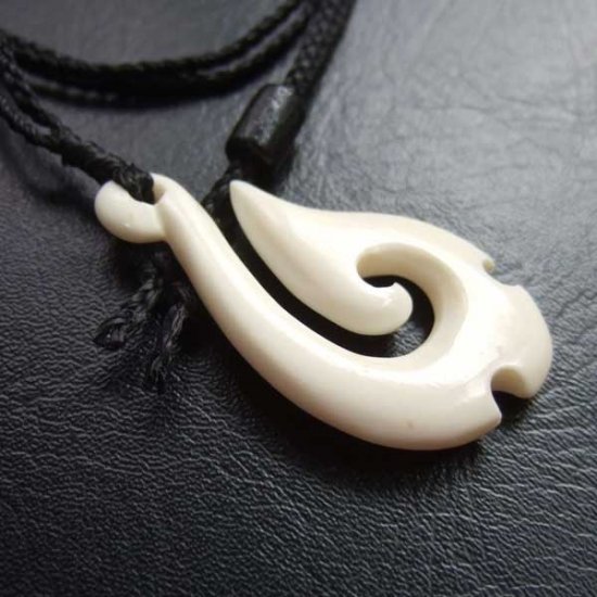 ボーンカービングペンダント【フィッシュフック】黒コード - BCT-30013